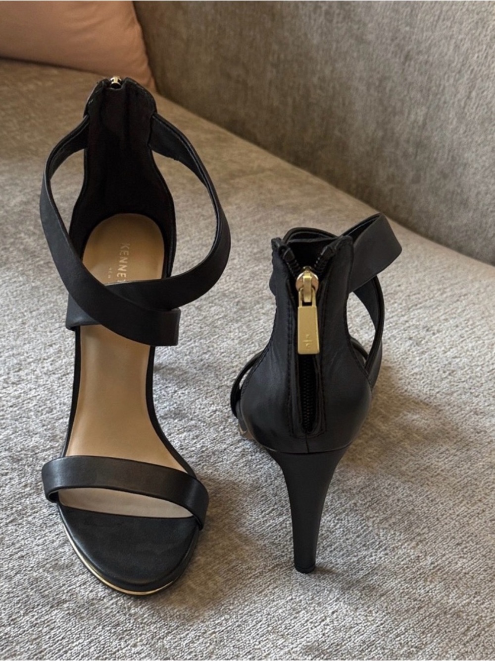 Kenneth Cole Brooke Black Strappy Stiletto Heels NWOB Size 10 Back Zip Sandals